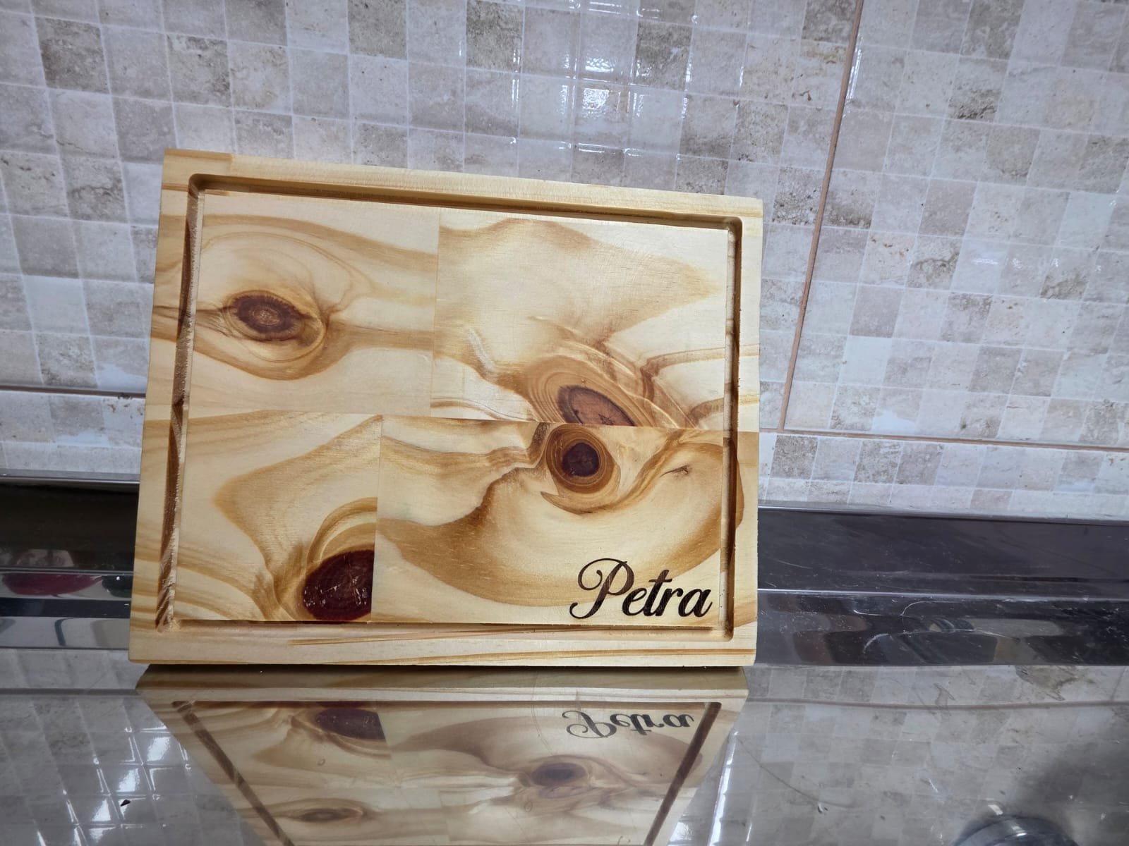 Detalle de tabla de madera personalizada Petra