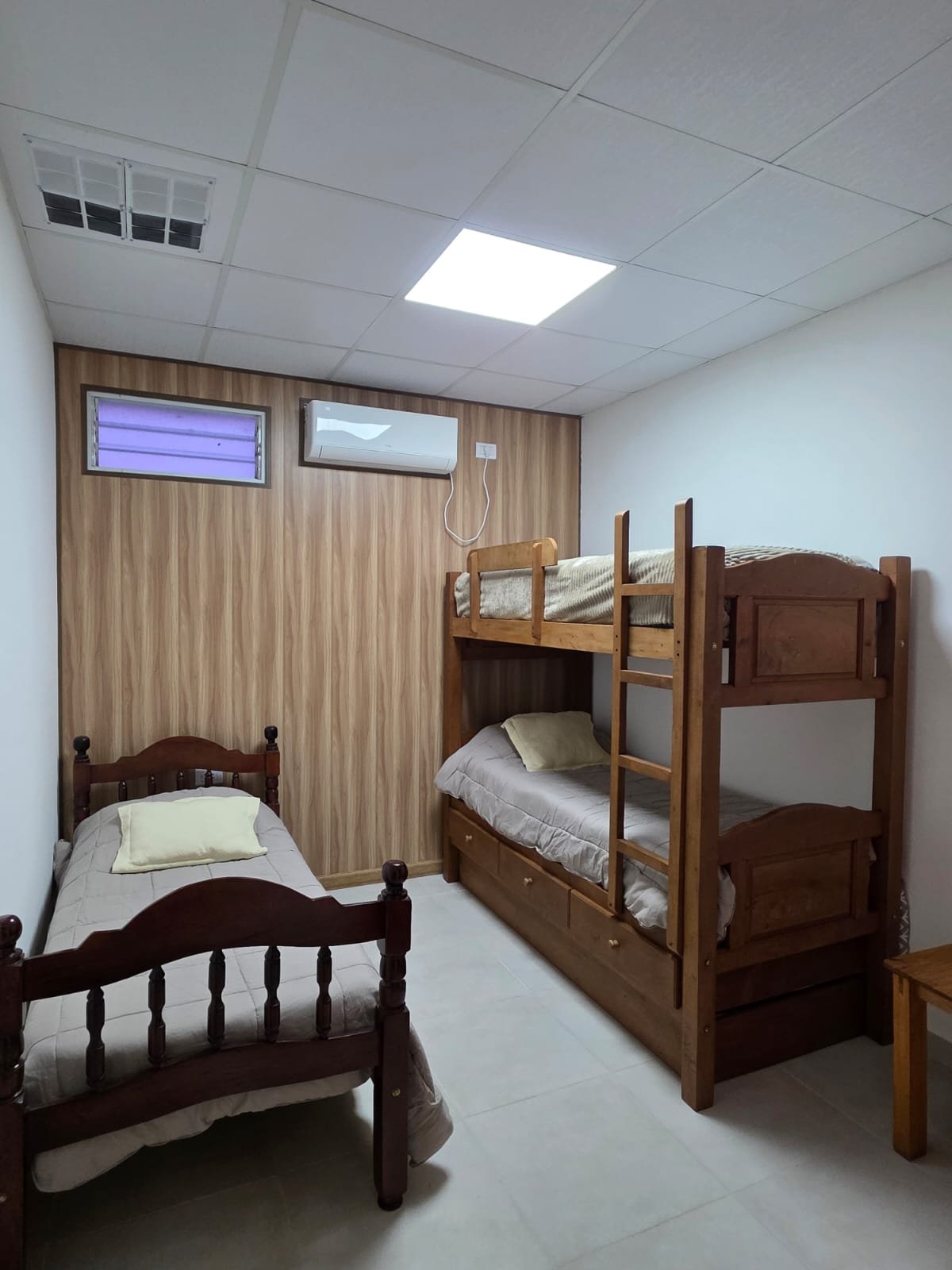 Habitación para 4 personas con cucheta y cama de algarrobo