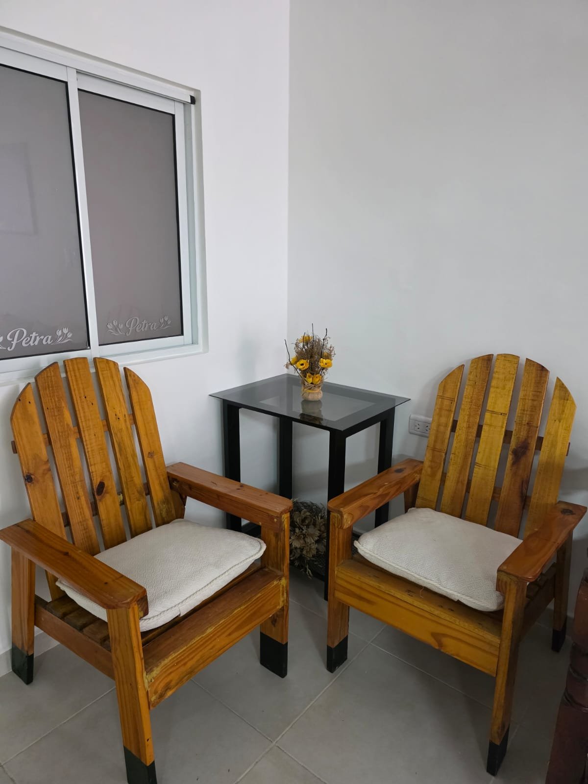 Sillones de living junto a la ventana